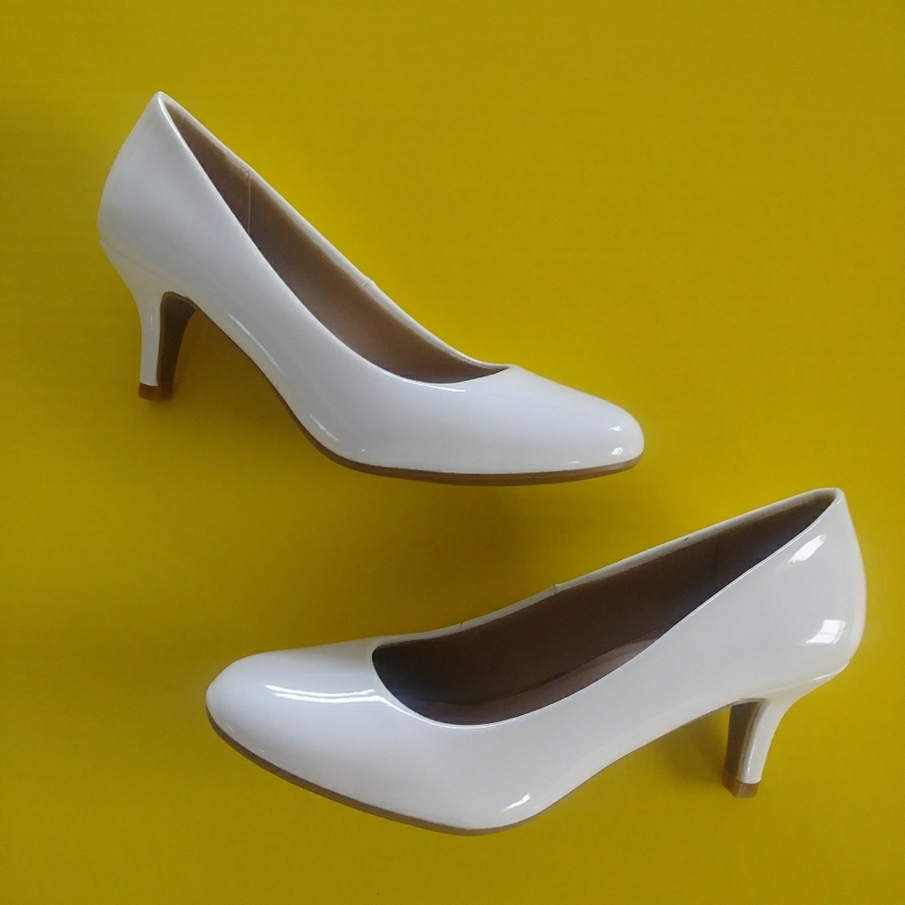 Ladies low heel pumps